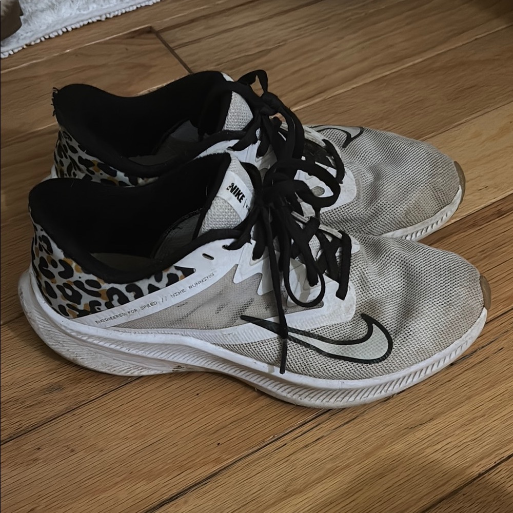 Nike Black and White Athletic Shoes Low-Top Design
